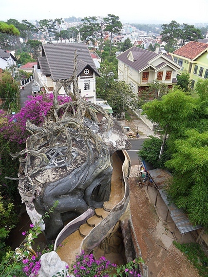 1-1276305540-crazy-house-set-amongst-dalat-suburbia