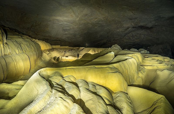 Từ làng Pak Pha Nang, bạn có thể đi thuyền và khám phá hang Tham Khoun Xe ở bất cứ thời gian nào trong năm.