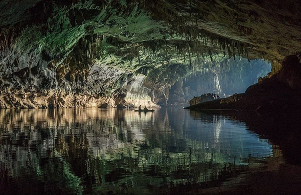 Hang cao 120 mét, rộng 200 mét và có nhiều cấu tạo địa chất đầy ấn tượng.