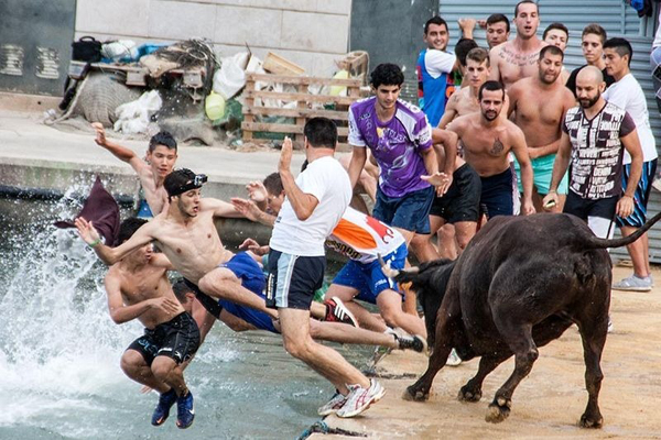 bo-bien-8-4330-1435974462 Người tham gia hầu hết đều là các thanh niên khỏe mạnh địa phương hoặc khách du lịch hiếu kỳ.