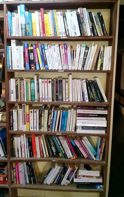 hoi-an-5-5365-1436755959 Randys Book Xchange trông như một ngôi nhà bình thường nhưng bên trong thì đầy ắp những bộ sưu tập sách. Ảnh: goodmorning-hoian.